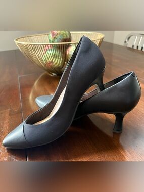 Clark’s Classic Black Pointed-Toe Mid Heel Pumps